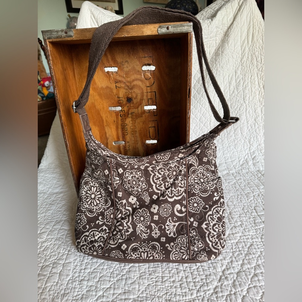 Thirty One Free To Be Carry All Purse Sling Travel bag 31 in Woodblock Floral